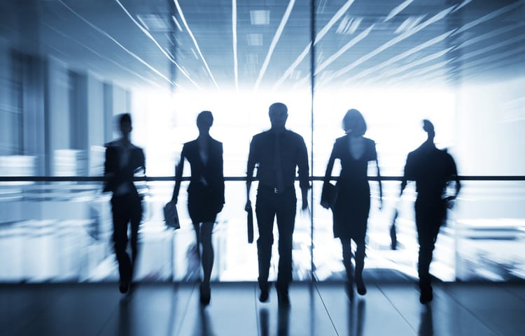 ¿Debo subcontratar la implantación?